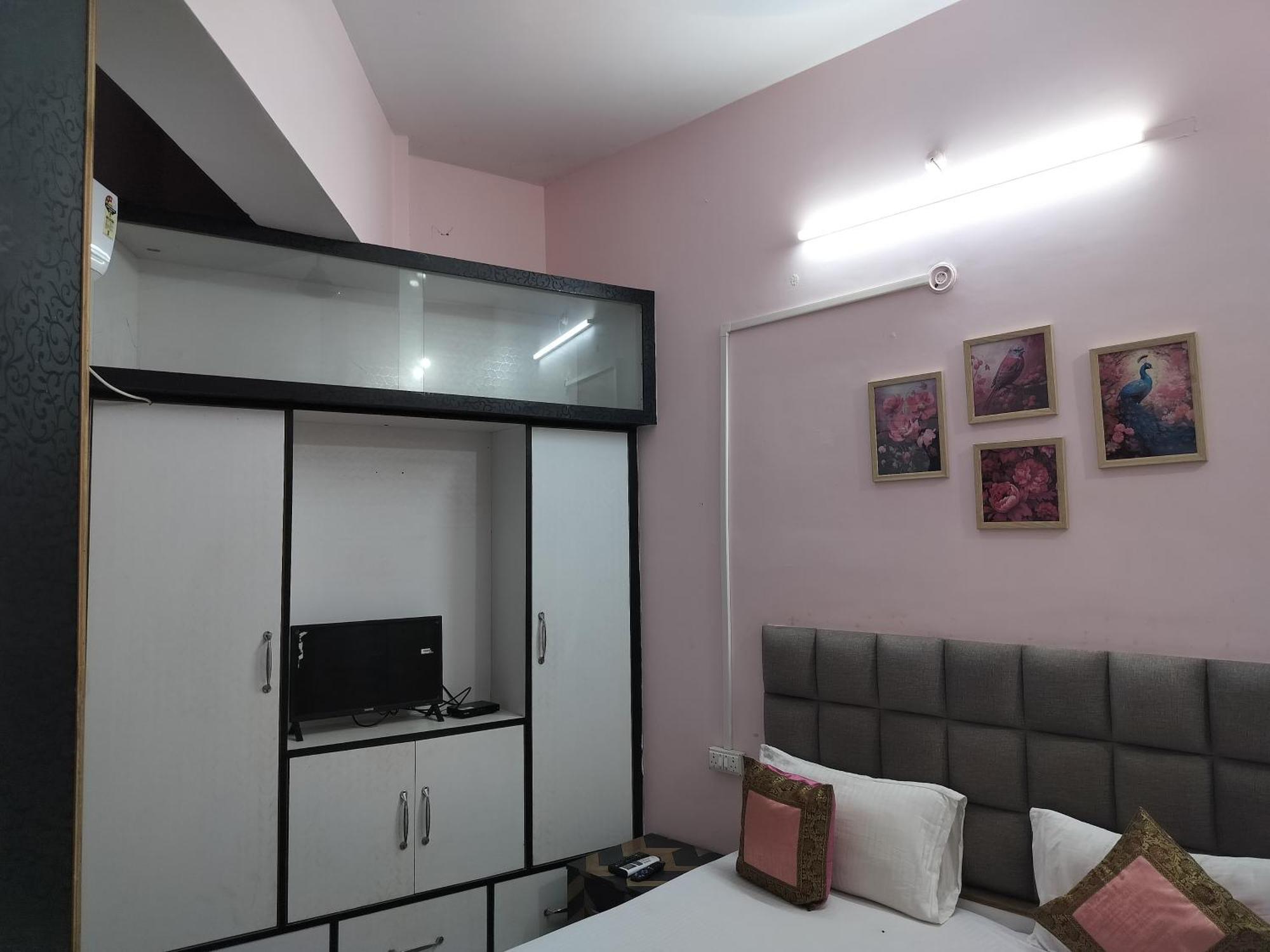 Trinetra Inn Варанаси Номер фото