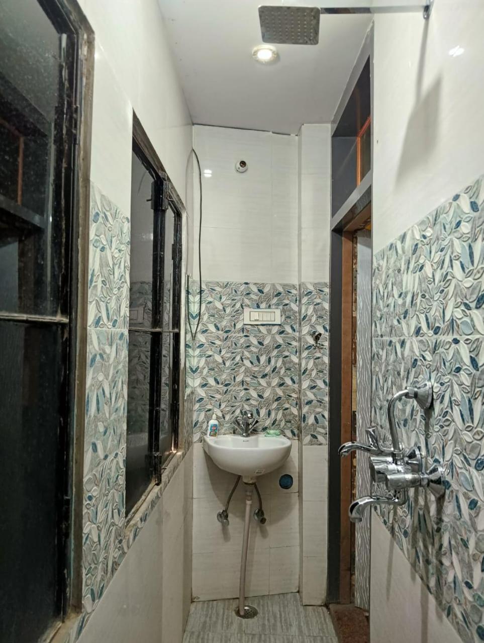 Trinetra Inn Варанаси Экстерьер фото