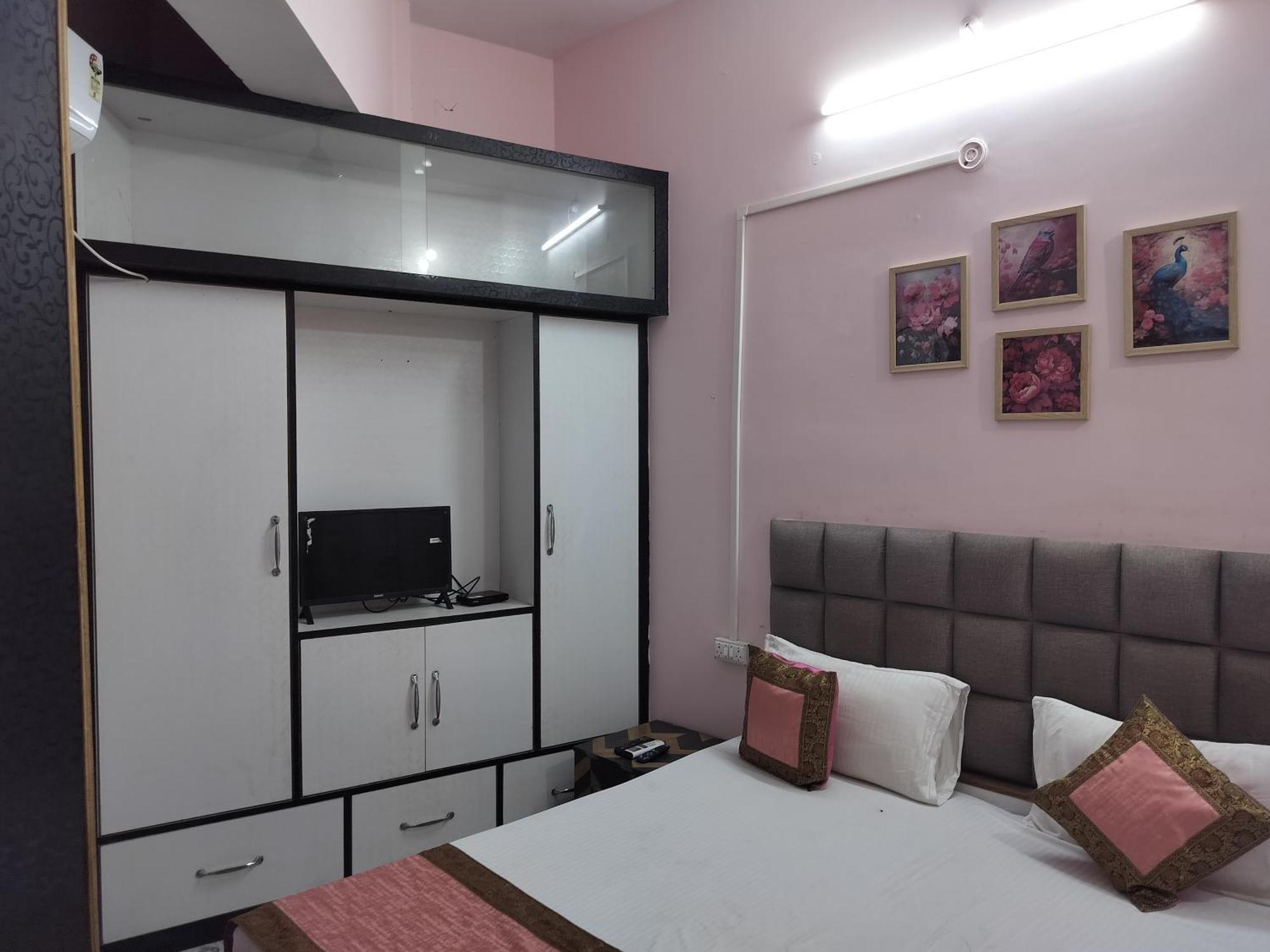 Trinetra Inn Варанаси Номер фото